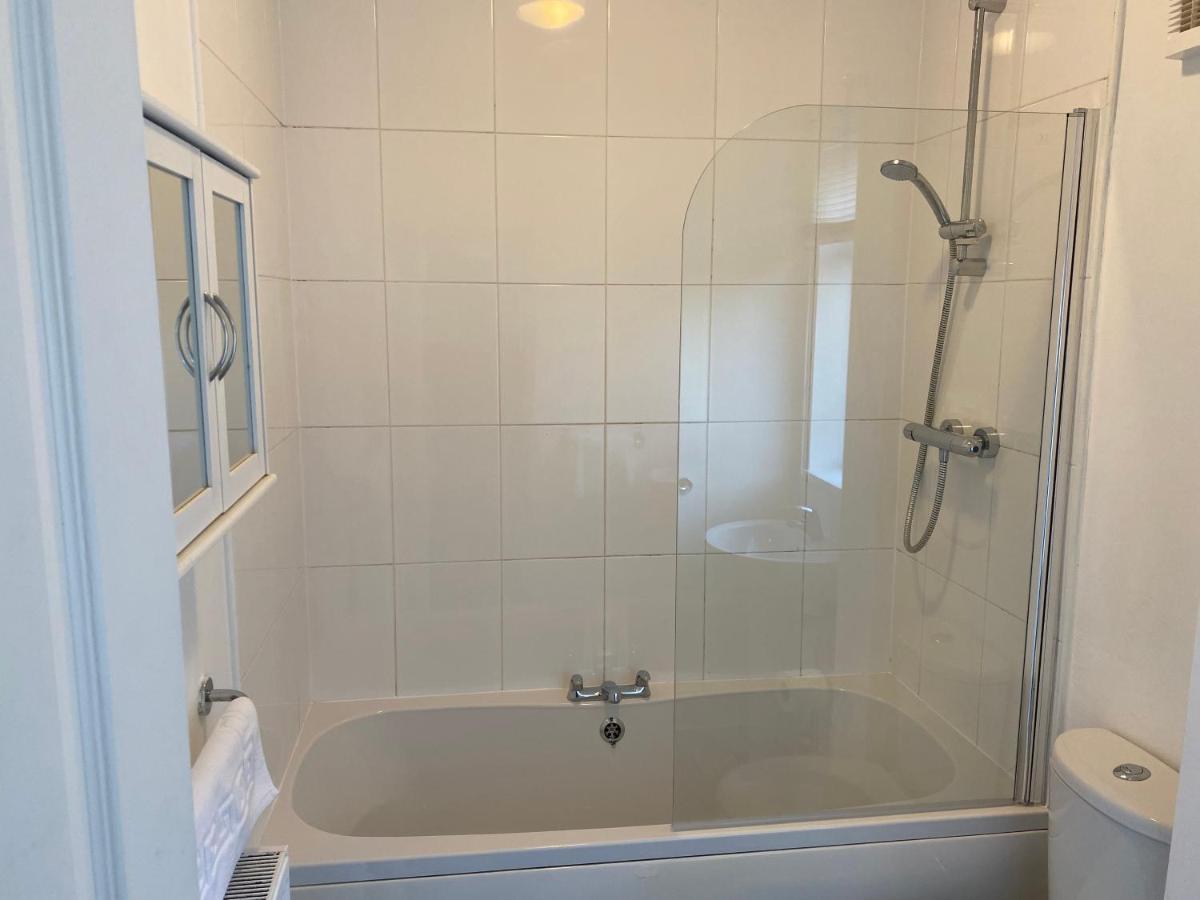 Kitchener - Wonderful 2-Bedroom Apt Sleeps 5 Free Parking Free Wifi เกทส์เฮด ภายนอก รูปภาพ
